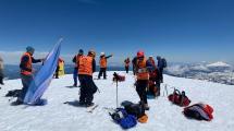 Imagen de Una leona y otros emblemas del deporte lograron llegar a la cumbre del volcán Lanín