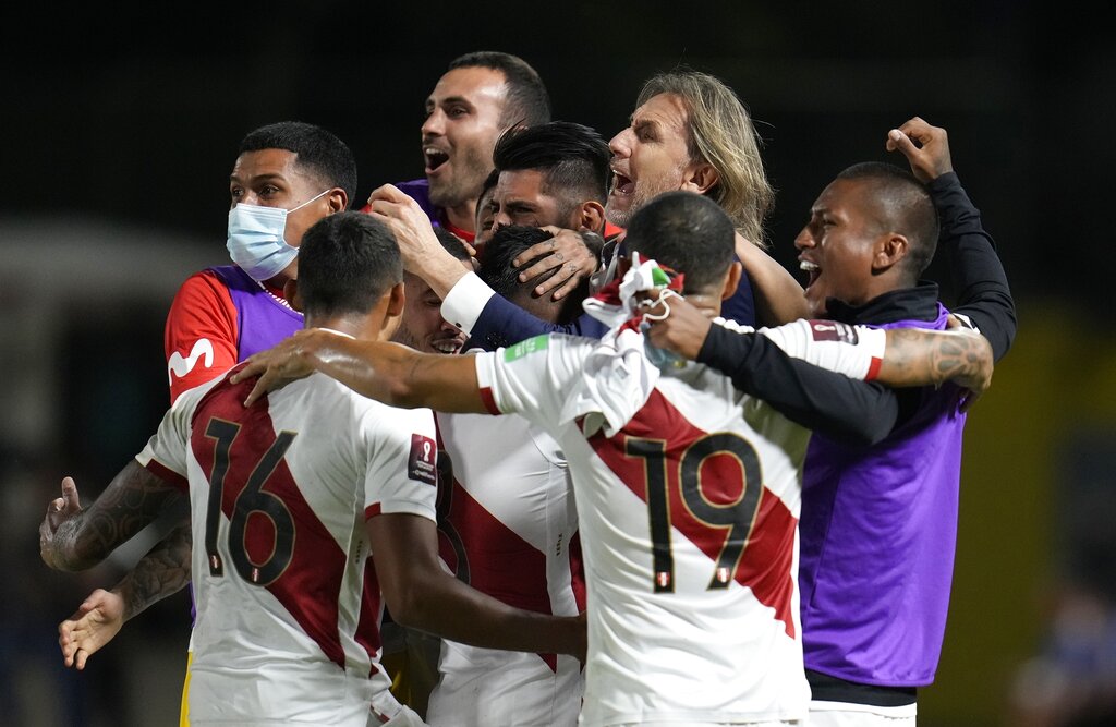 Todo el equipo celebró el triunfo con Ricardo Gareca. Perú se ilusiona con ir a Qatar. (AP Photo/Ariana Cubillos)