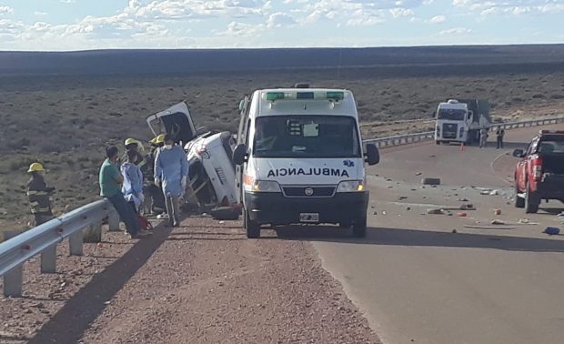 Personal del hospital, en conjunto con efectivos policiales y el Cuerpo de bomberos de Los Menucos, trabajaron en el lugar. (Gentileza Línea Sur Noticias)