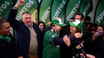 Imagen de En Bariloche, Domingo festejó bajo la lluvia con la gobernadora y la militancia