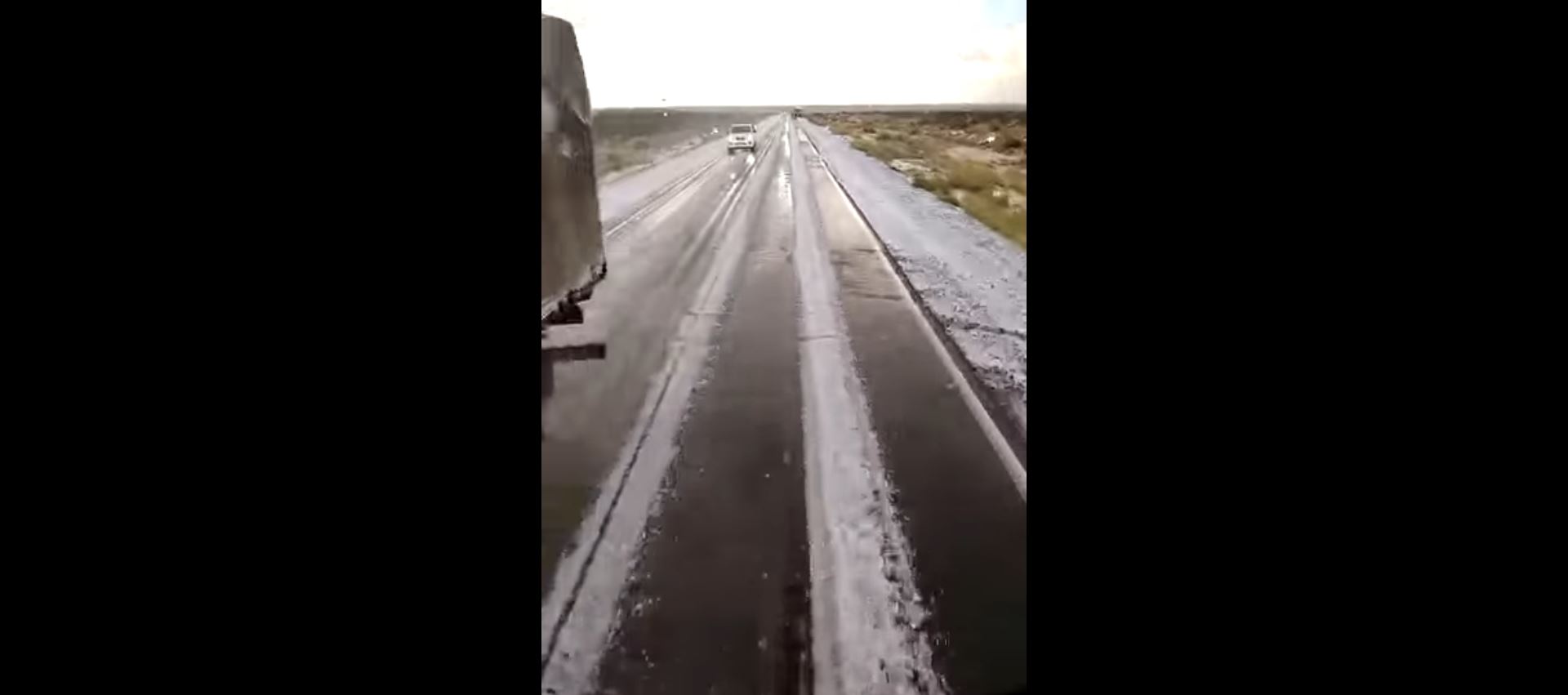 El granizo borró las marcas del asfalto de la Ruta 151.  Foto: Captura de video