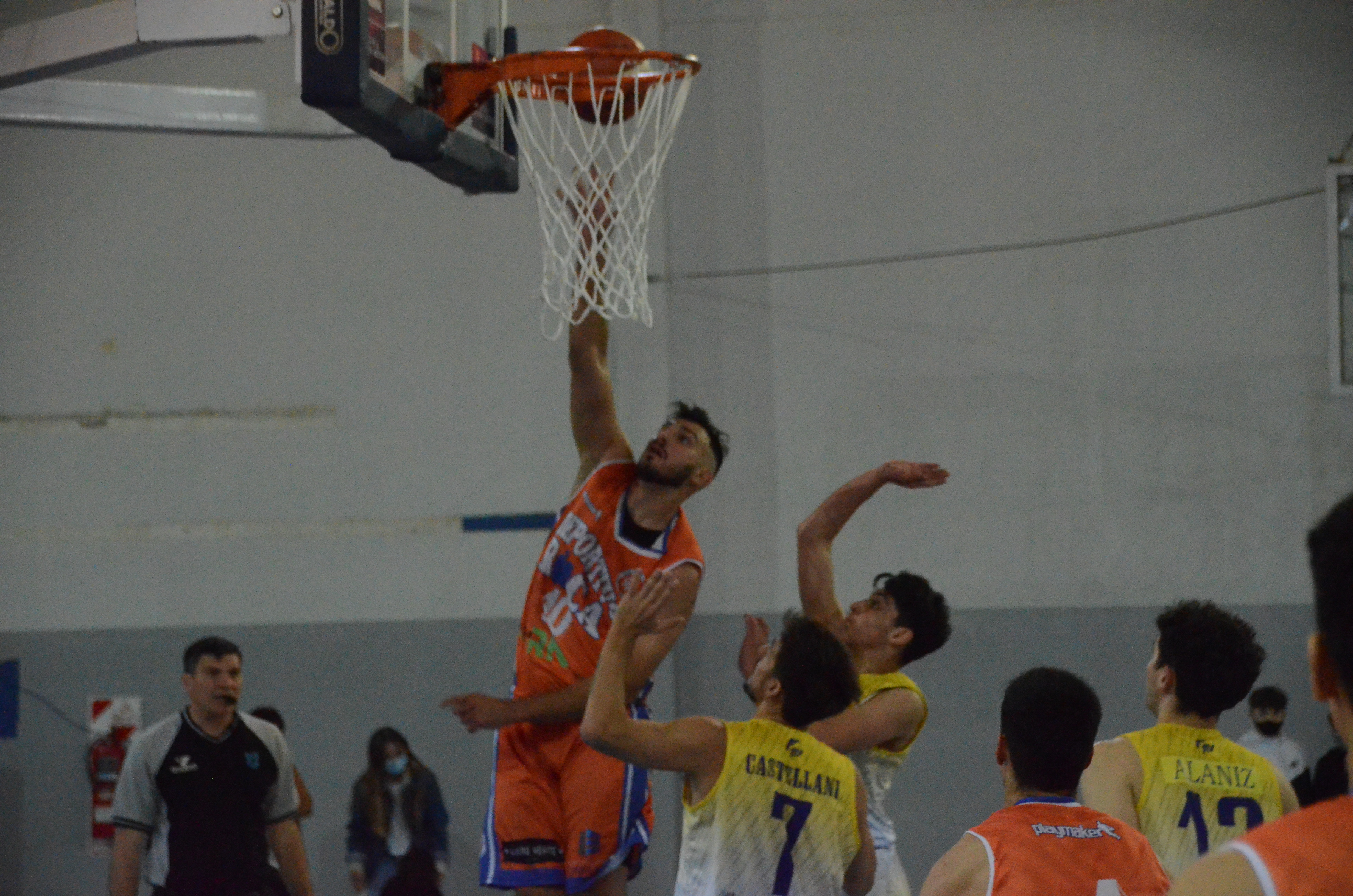 Roca buscará hacer prevalecer su juego interior. Sánchez es pieza clave en la ofensiva "naranja". Foto Archivo 