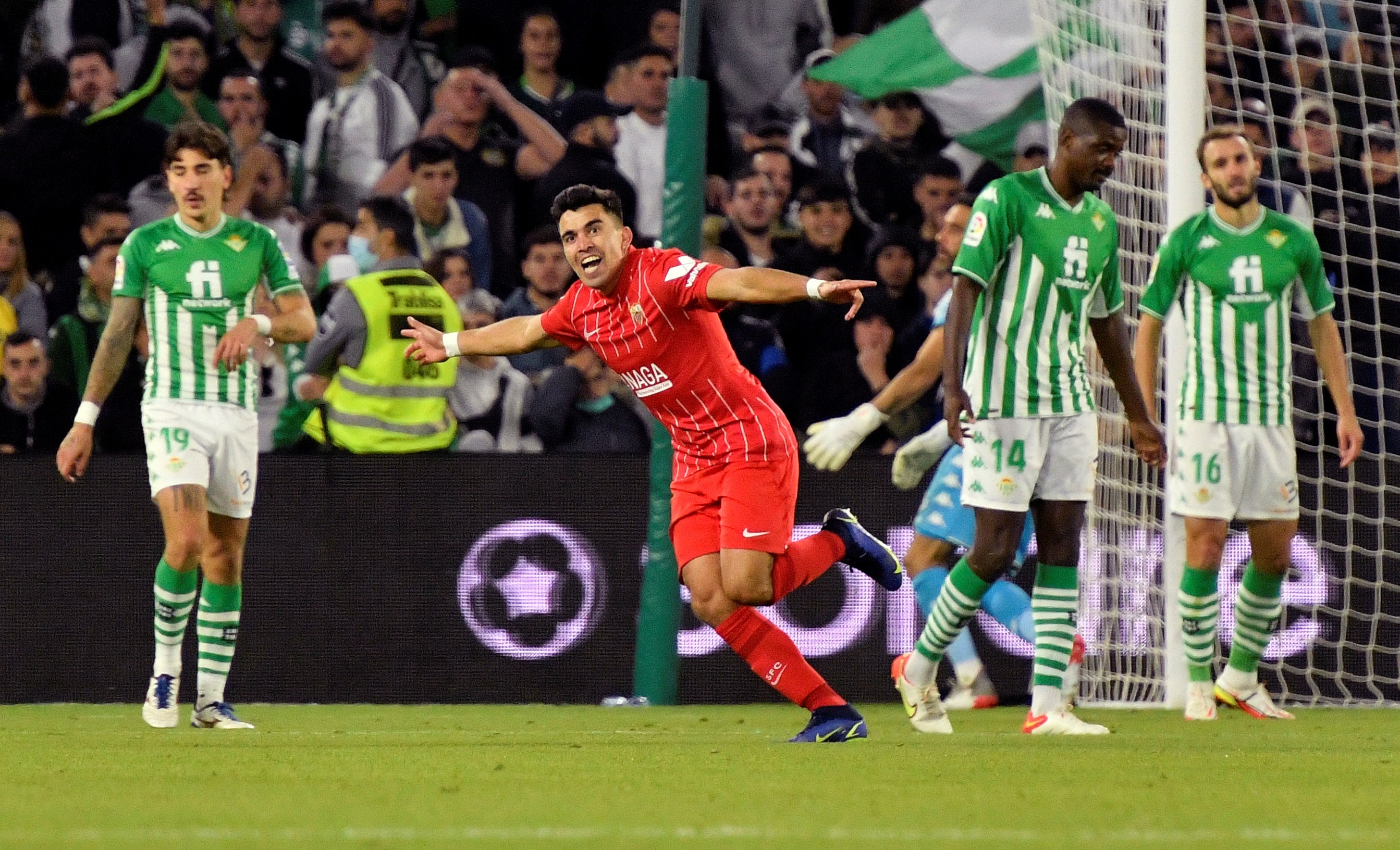 Marcos Acuña festeja su gol para Sevilla en el clásico de la ciudad andaluza. 