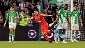 Tremendo golazo del Huevo Acuña en el clásico sevillano