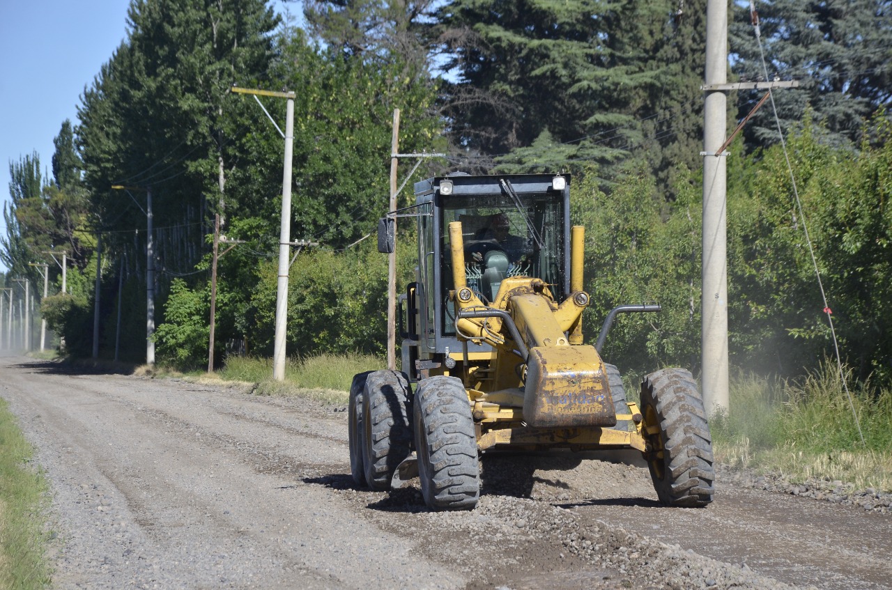 Se licita la compra de una máquina motoniveladora nueva para mantener caminos rurales y urbanos.