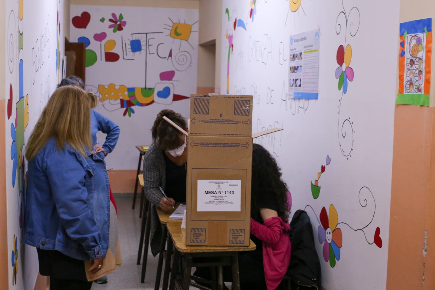 Ya hay filas para votar en la Escuela 344 de Roca. Foto: Juan Thomes