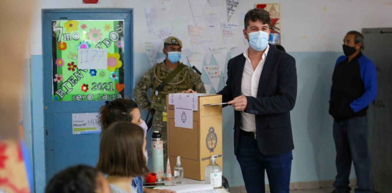 El candidato a diputado por el Frente de Todos, José Luis Berros, votó en Roca. Foto: Juan Thomes