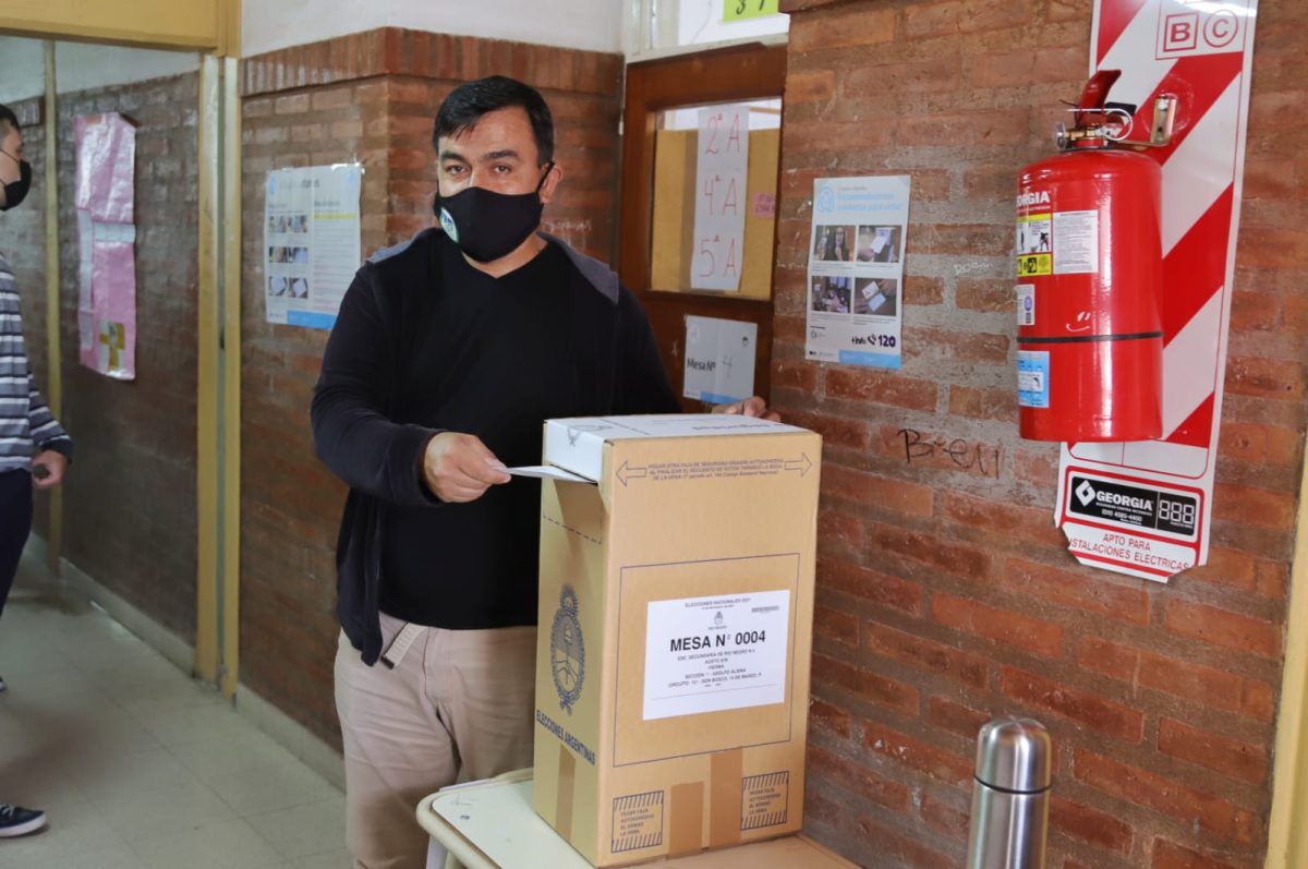 Etchepareborda emitió su voto en el CEM 4 de Viedma y estuvo acompañado de su hermano. Foto Marcelo Ochoa. 