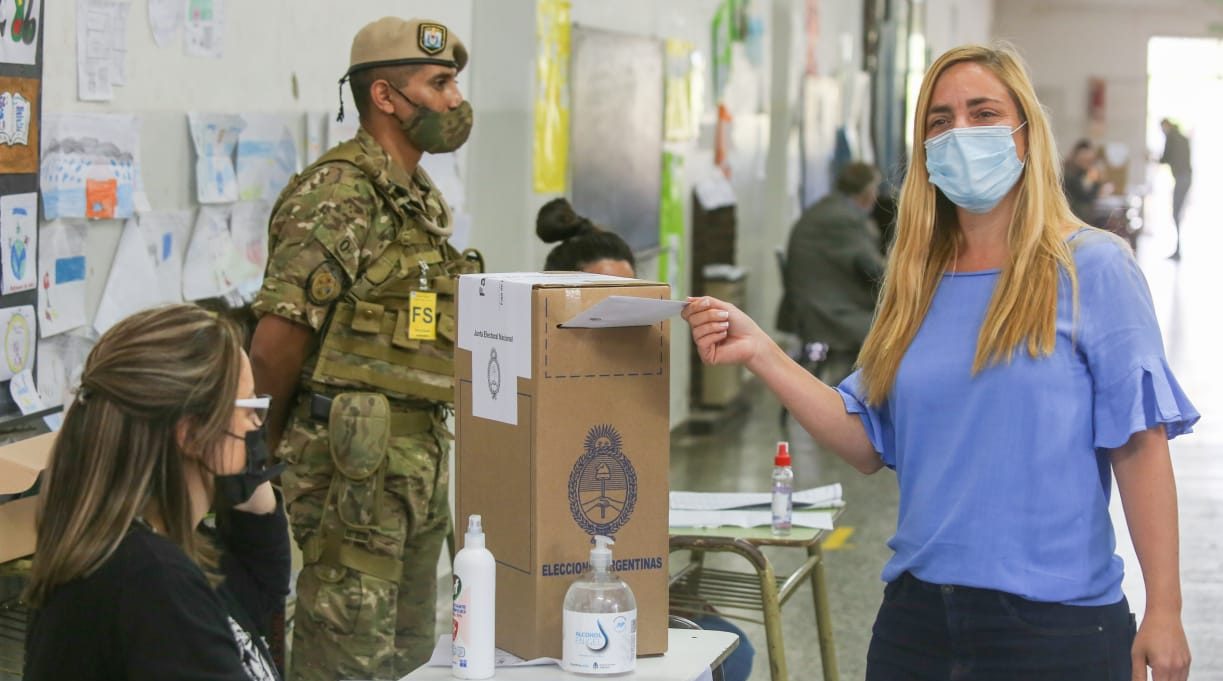 La intendenta de Roca votó en la zona rural de la ciudad. Foto: Juan Thomes