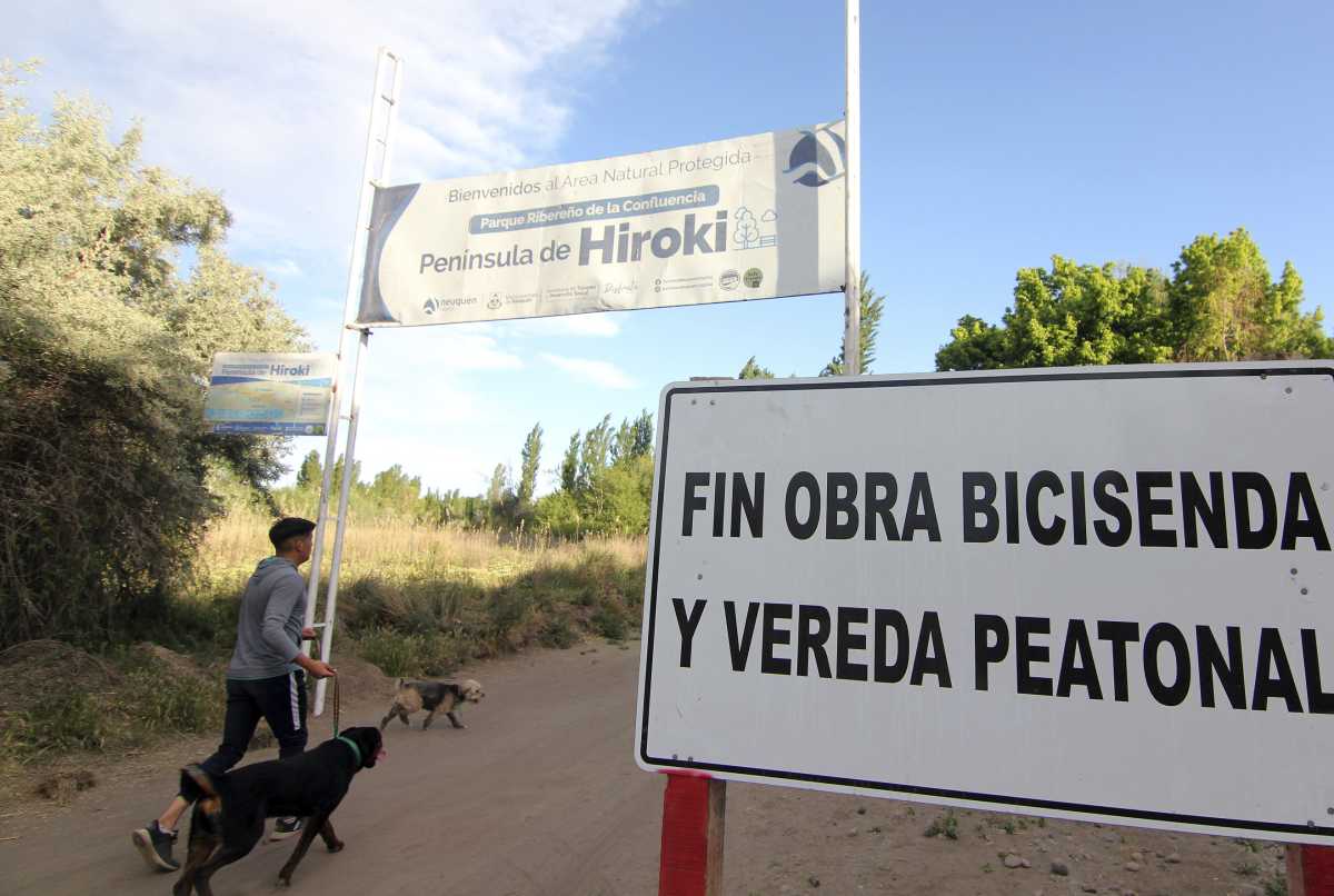 Carteles municipales reinstalados después del amparo delimitan la zona de trabajos en el paseo de la  Confluencia (archivo)