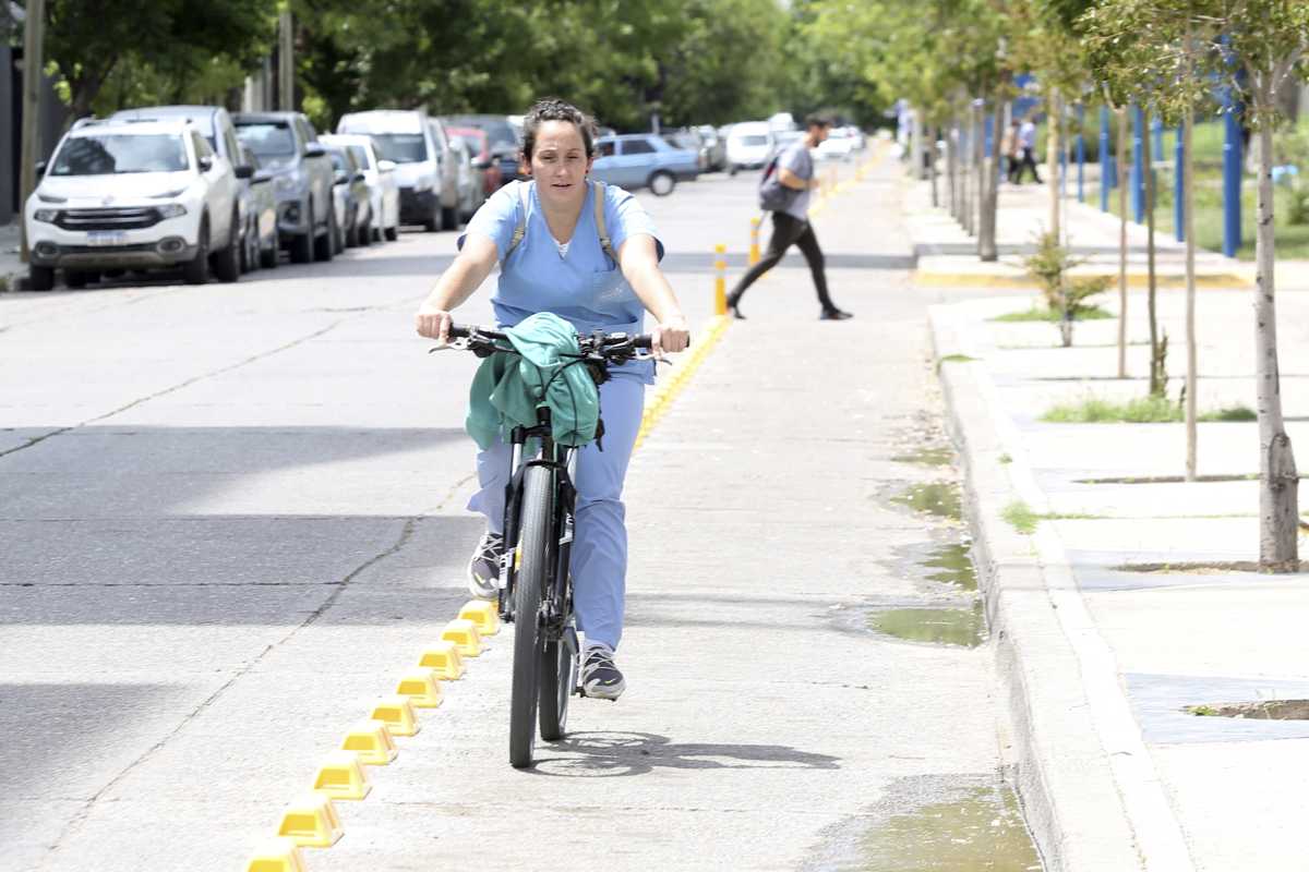 Varios vecinos que transitan en bicicleta se mostraron a favor de la obra municipal y la utilizan diariamente. Foto Juan Thomes.