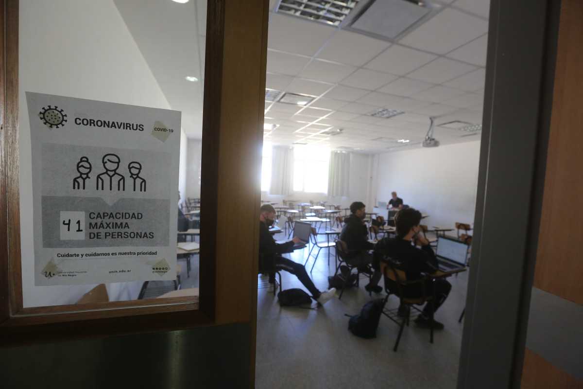 En algunos establecimientos universitarios se está generando el regreso paulatino a las actividades presenciales con aforo reducido. Foto: Juan Thomes