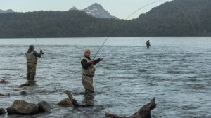 El río donde el bautismo de la temporada de pesca se volvió un folclore