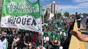 Marcha y paro que afecta a organismos por la ley de carrera sanitaria en Neuquén