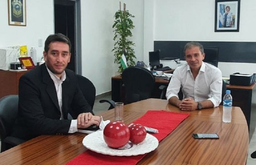 La reunión entre el jefe de Gabinete Municipal, Marcos Castro y elnterventor de Lotería de Río Negro, Jorge Manzo. por la organización del sorteo de las viviendas.