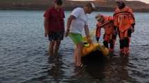 Imagen de Rescataron a dos kayakistas que no podían volver a la costa, en cercanías de El Chocón