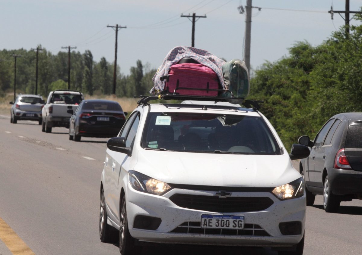 Verificar el estado de rutas y las condiciones climáticas, como portar cadenas son algunas de las recomendaciones que brindan los organismos de Seguridad Vial y Vialidad provincial. Foto: Oscar Livera (Archivo)