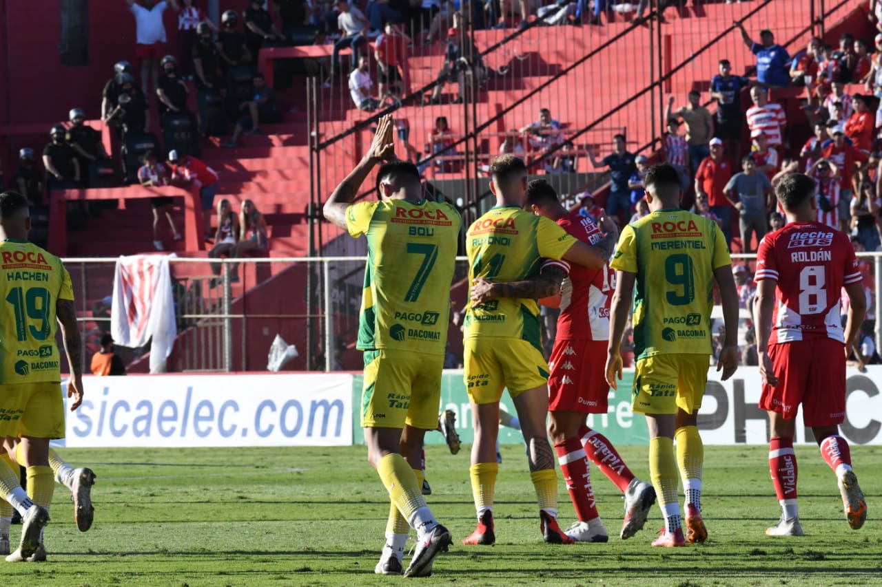 Walter Bou, ex Tatengue, le dio la victoria a Defensa en Santa Fe con un doblete.