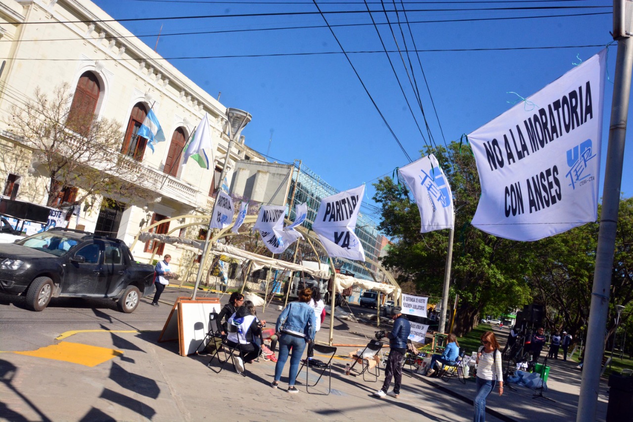 
La instalación de la Carpa de la Dignidad Docente será durante toda la semana. Foto: Marcelo Ochoa.