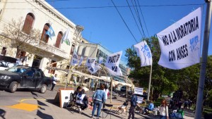 Río Negro: Unter se instala frente a la Casa de Gobierno por la reapertura de paritarias