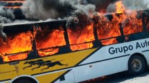 Imagen de En minutos se incendió por completo un colectivo de Autobuses Neuquén