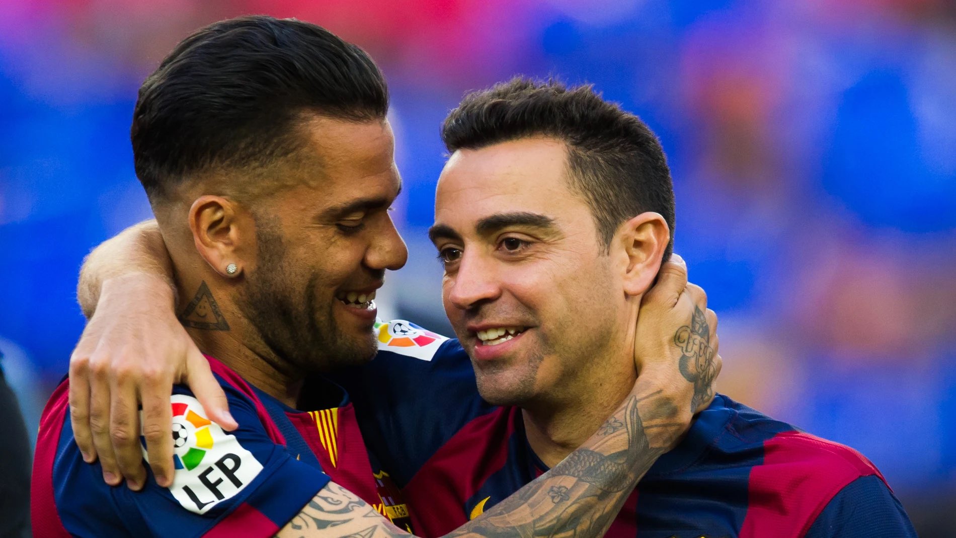 Dani Alves será dirigido por Xavi, ex compañero en Barcelona. 