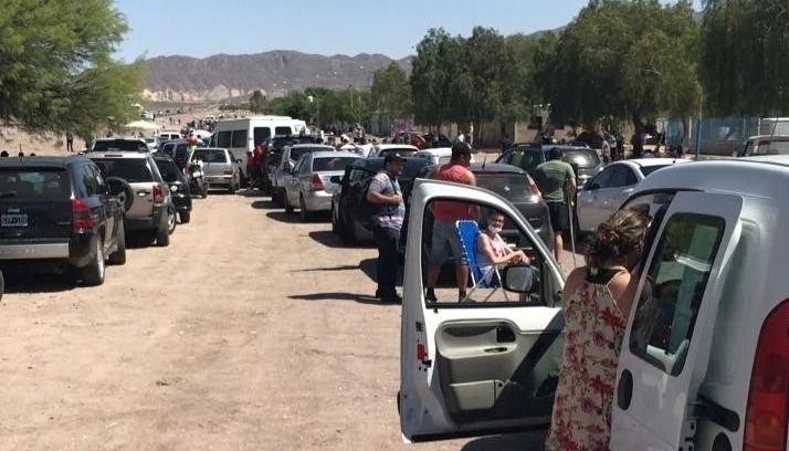 Largas filas de autos para retirar las entradas en el Villicum, el autódromo sanjuanino. 