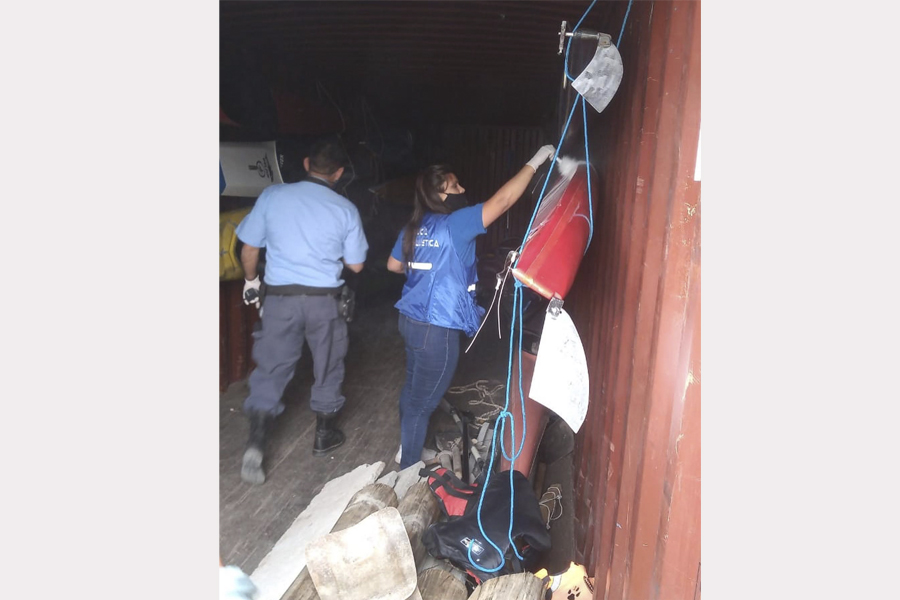 La policía registra los elementos faltantes. Foto: Facebook Escuela de Canotaje Club Río Limay.