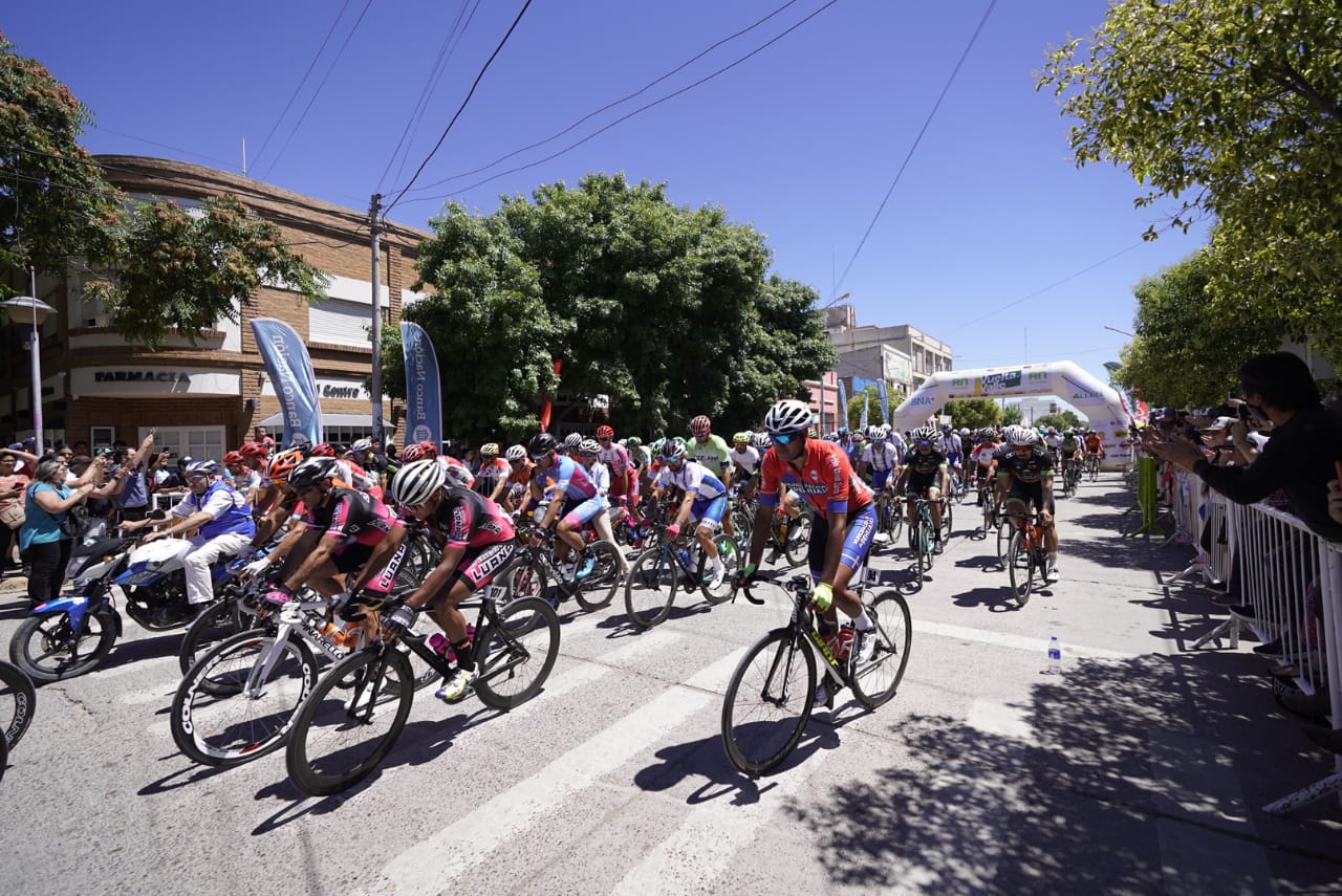 La largada de la 78° edición de la Vuelta al Valle, hoy desde la municipalidad de Allen. Foto: Carlos Mir, Prensa de la Comisión Central Organizadora (CCO).