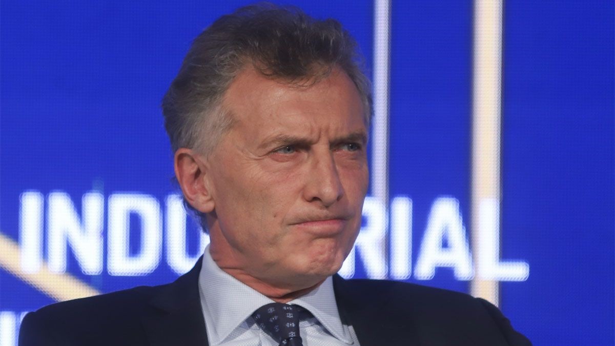 Macri se pronunció mediante una palabra y una imagen de color negro en Twitter.