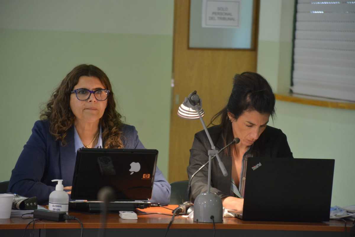 Las defensa pública (Gabriela Labat y Celia Delgado) se quejó de ser blanco de la fiscalía en su alegato y se posicionaron en desacuerdo con el terrorismo de Estado (foto Yamil Regules)