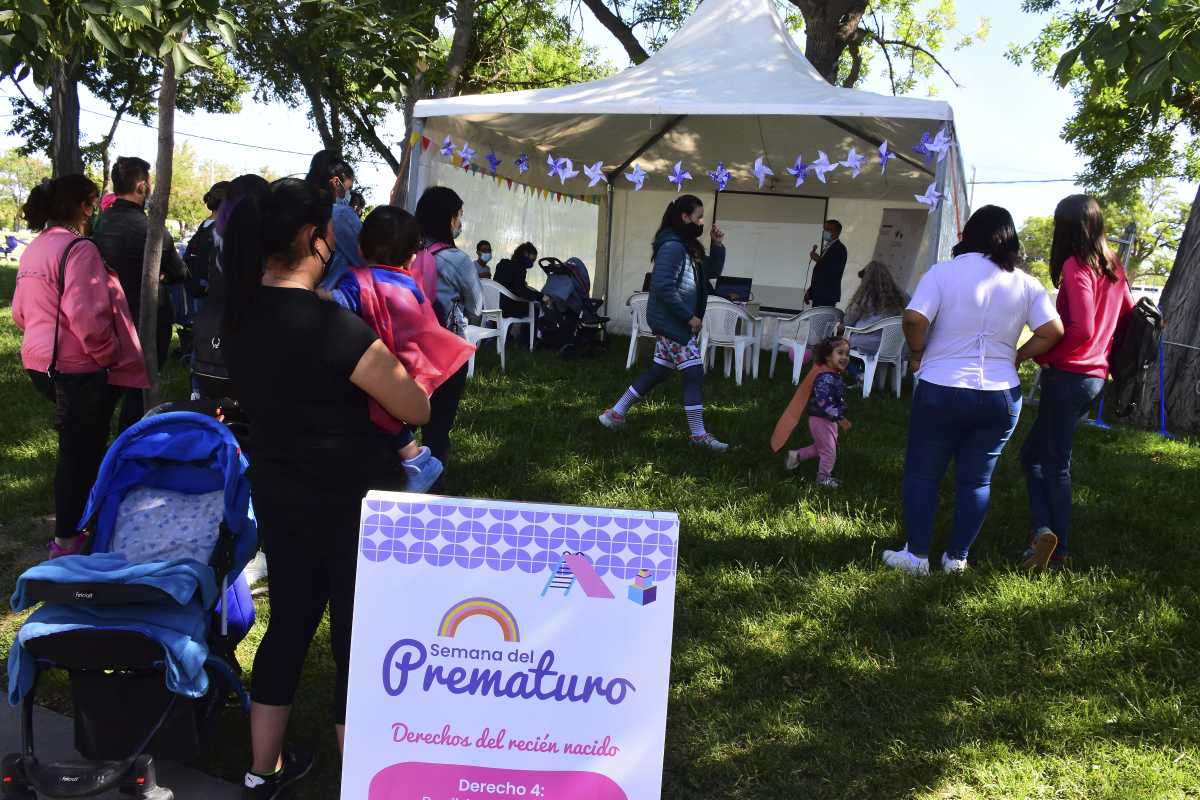 La jornada por la semana del Prematuro se realizan en el Paseo del Canal Grande, en Gadano entre Santa Cruz y Misiones. Foto César Izza.