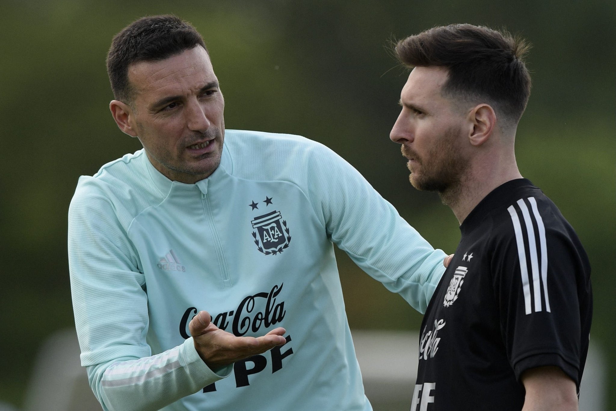 Scaloni y Messi en una de las prácticas de la semana. 