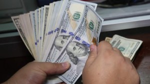 La cotización del dólar blue sigue en niveles cercanos al récord