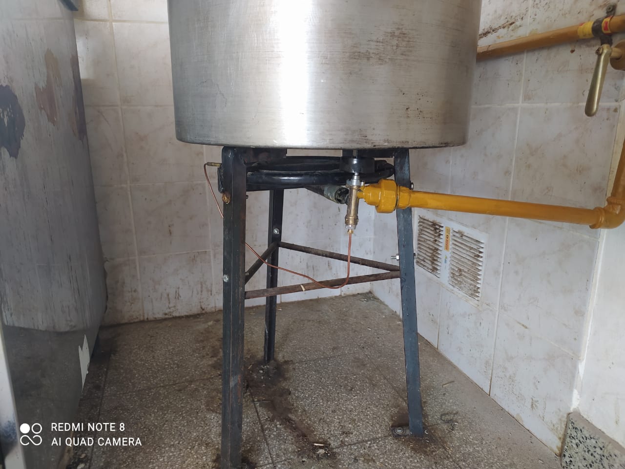 En el colegio denuncian que una de las conexiones mal hechas es este mechero por la cercanía de la manija para abrir el gas con la ubicación de la llama. Foto: gentileza.