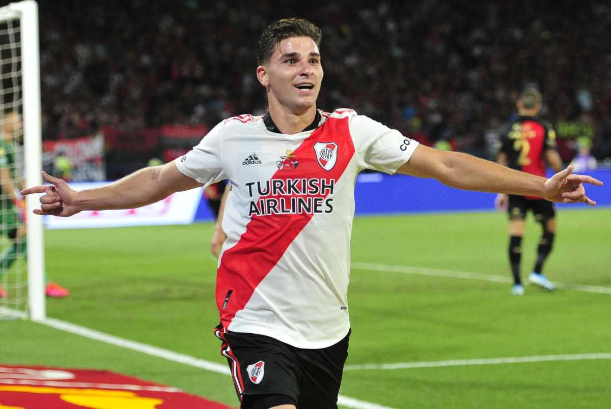 Julián Álvarez festeja el primero de sus goles en la noche. River termina el año con otro título en el bolsillo. 