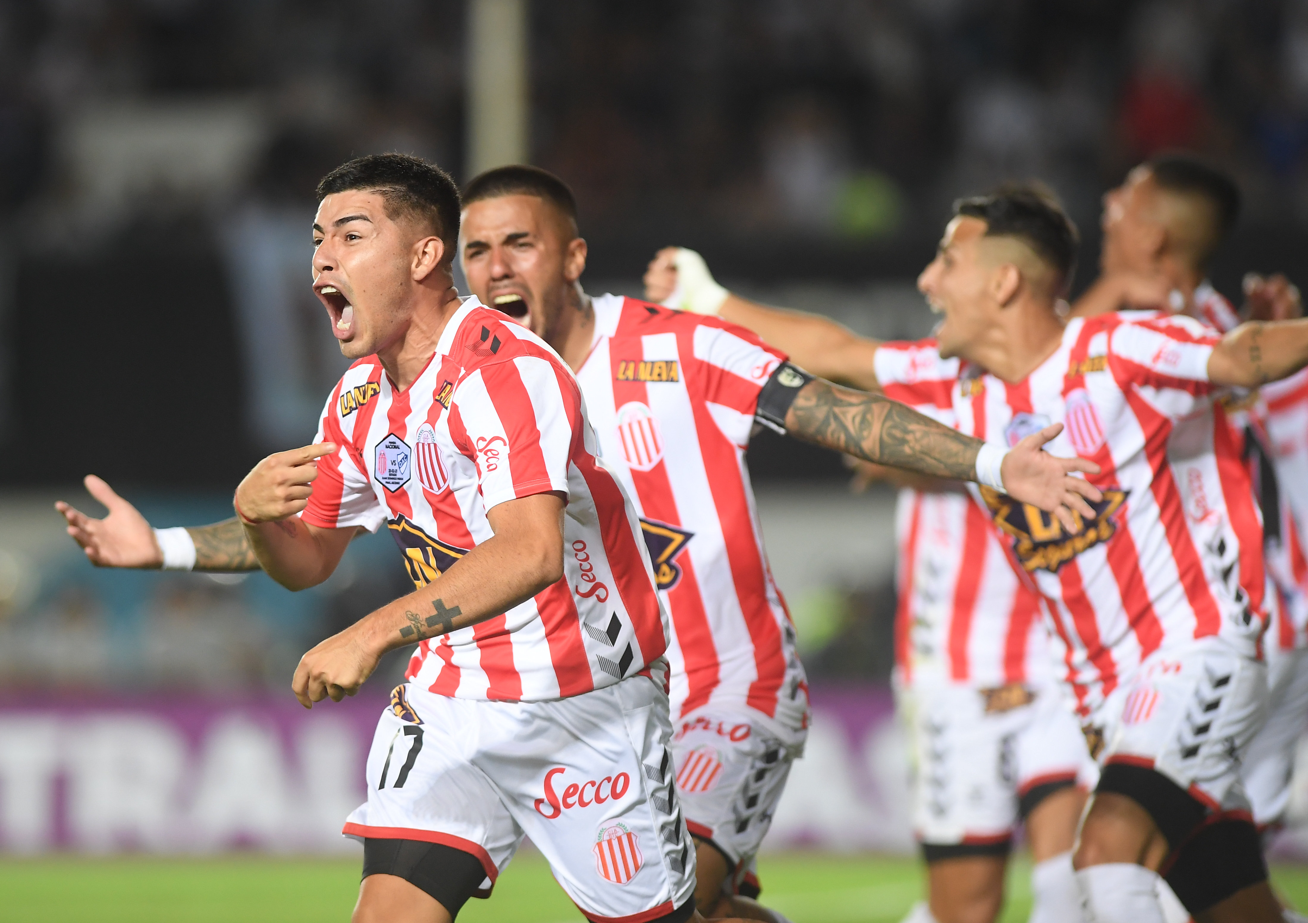 Fernando Valenzuela ya metió el quinto penal, que significó el ascenso a Primera por primera vez en su historia. (Foto/Télam)