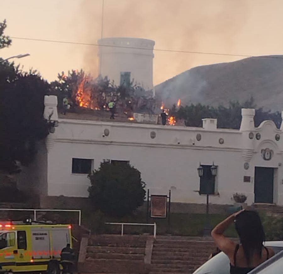 El incendio se originó en la zona del anfiteatro. (Foto gentileza Facebook Radio Nacional 102.9).-