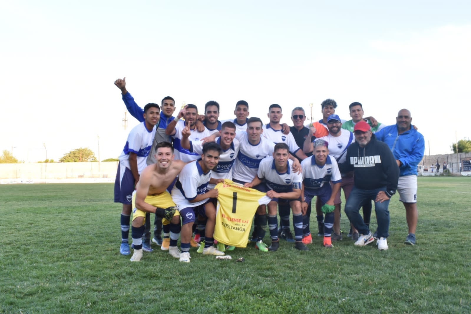 El plantel de Alto Valle. Ayer logró una gran victoria en el clásico y sigue con chances de clasificación en la zona Este de la Liga Confluencia. Foto: archivo 