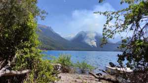 Envían un avión anfibio para combatir el incendio al sur de Bariloche