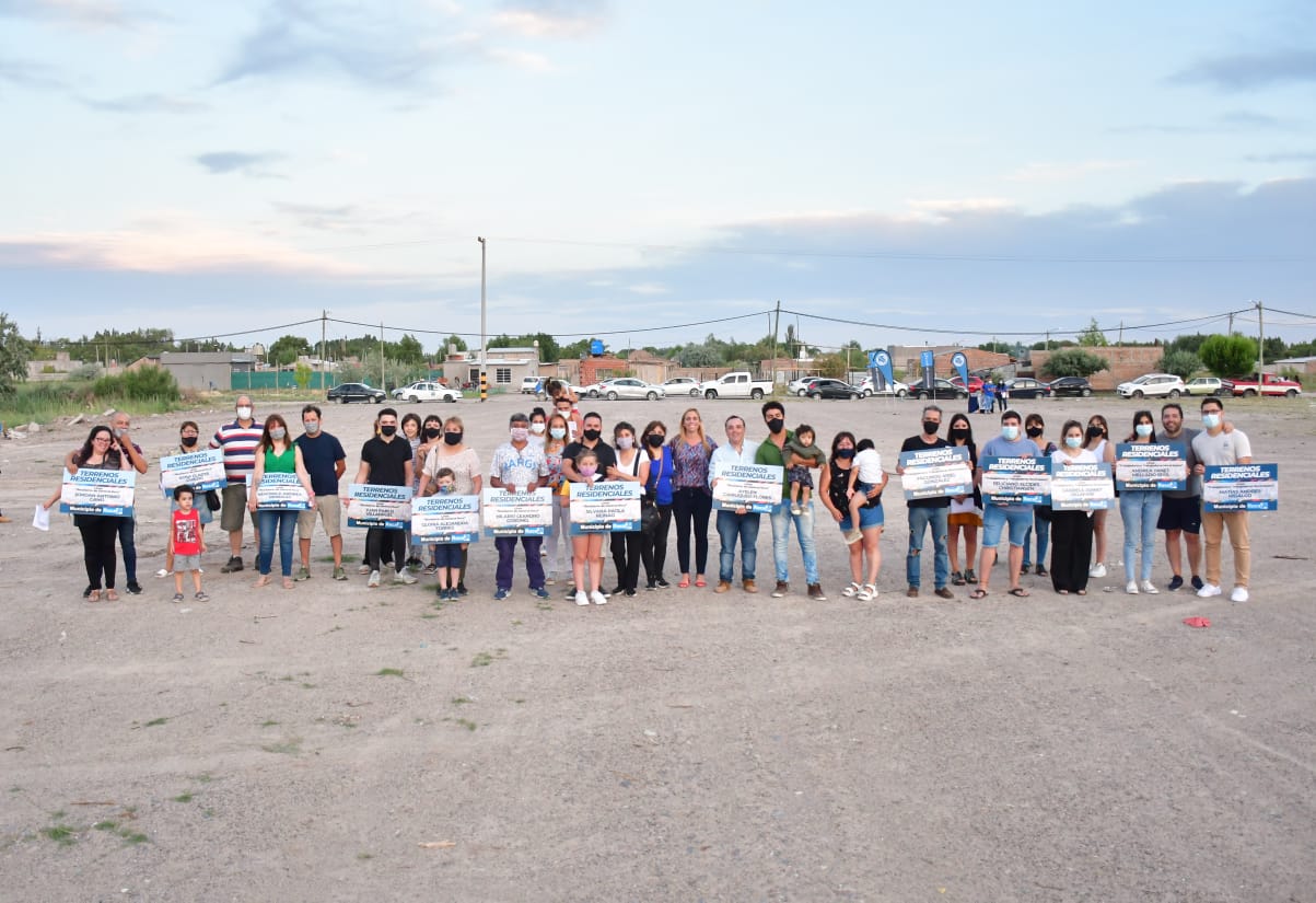 Acto de entrega de terrenos a 17 familias de Roca. Foto: Gentileza Municipio de Roca