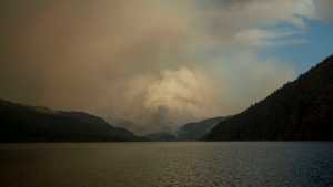 Pobladores de El Manso reclaman que no reciben información del avance del incendio forestal