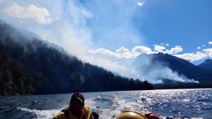 El incendio en el lago Martin avanza hacia El Manso y genera más preocupación