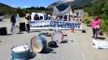 Imagen de Bloquean la ruta de acceso al cerro Catedral por reclamos salariales