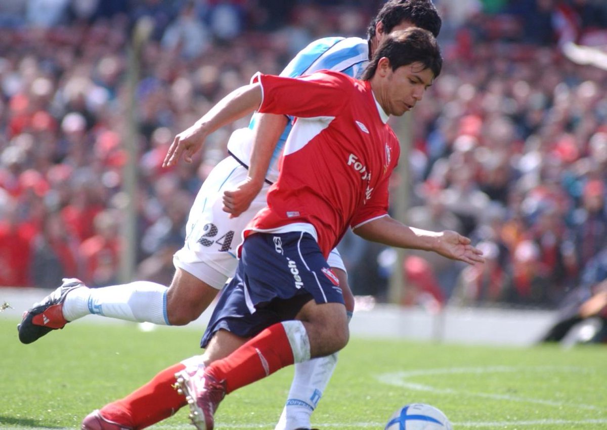 El Kun en uno de los partidos que jugó hace más de 15 años en Independiente contra Racing. 