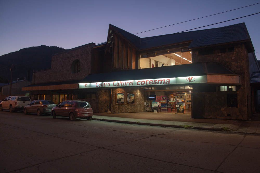 El auto terminó impactando en el centro cultural Cotesma de San Martín de los Andes. Foto: gentileza.