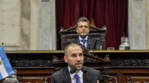 Imagen de Guzmán rinde un examen clave ante diputados, que mira el FMI