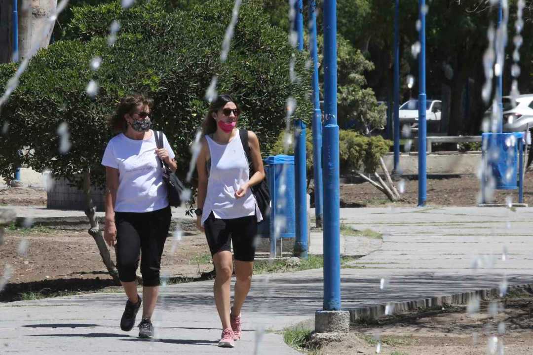 El agua no debe faltar para soportar el calor extremo. Foto: Juan Thomes