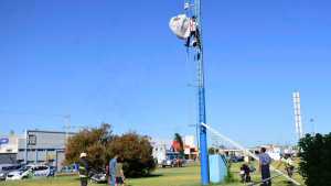 Finalmente lograron bajar al hombre que se había subido a la torre de luz en la rotonda de ingreso a Roca