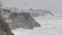 Imagen de En imágenes: Las Grutas tuvo mareas extraordinarias en medio de las tormentas